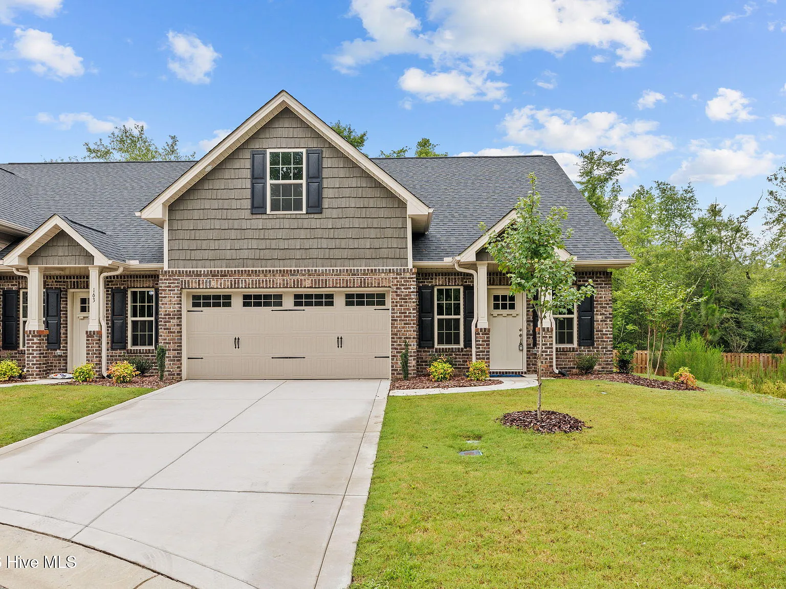 3 bed, 2.5 bath, 2023 sqft, $2,300 — Photo 2