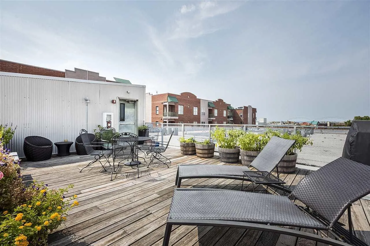 2 bed, 1.5 bath, 1307 sqft, $1,700 — Photo 3