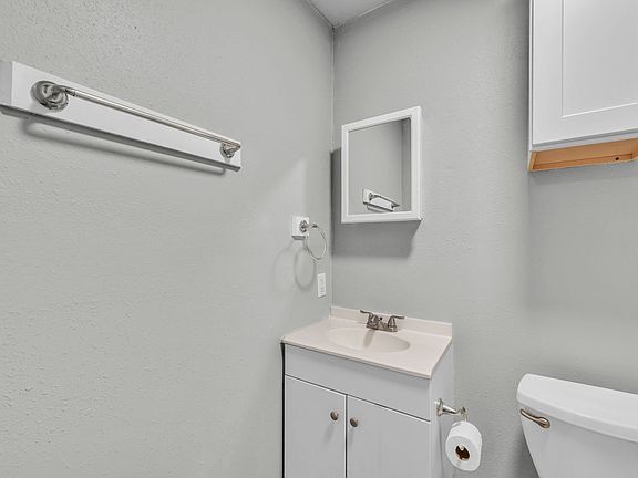 3rd image of 901 Parmer Ave #6