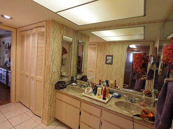 4th image of 1720 SE 15th St