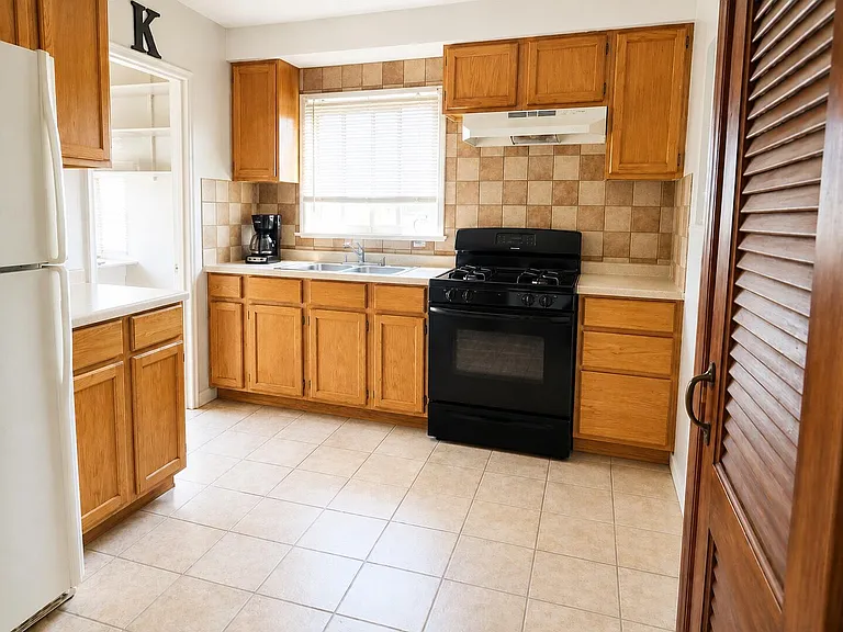 27392 Osmun St — Photo 7