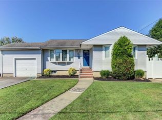 490 Grenadon Ln, North Babylon, NY 11703