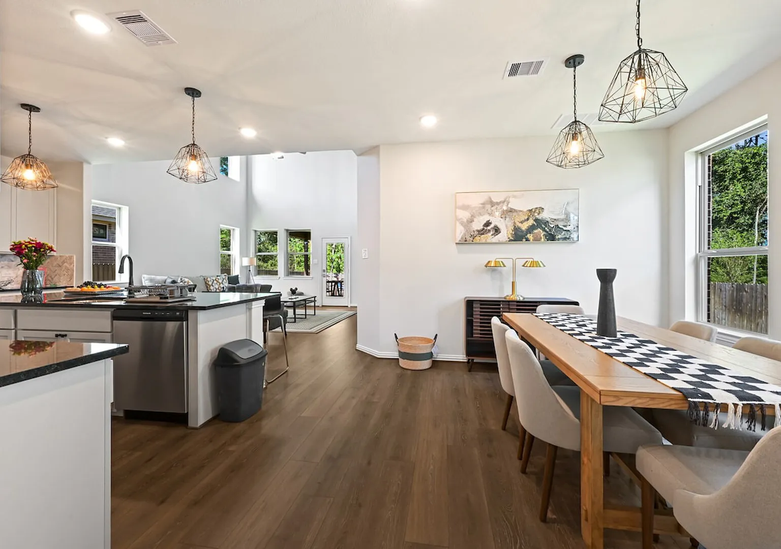 Luxury 4BR 3BA - Peaceful Forest Retreat — Photo 3