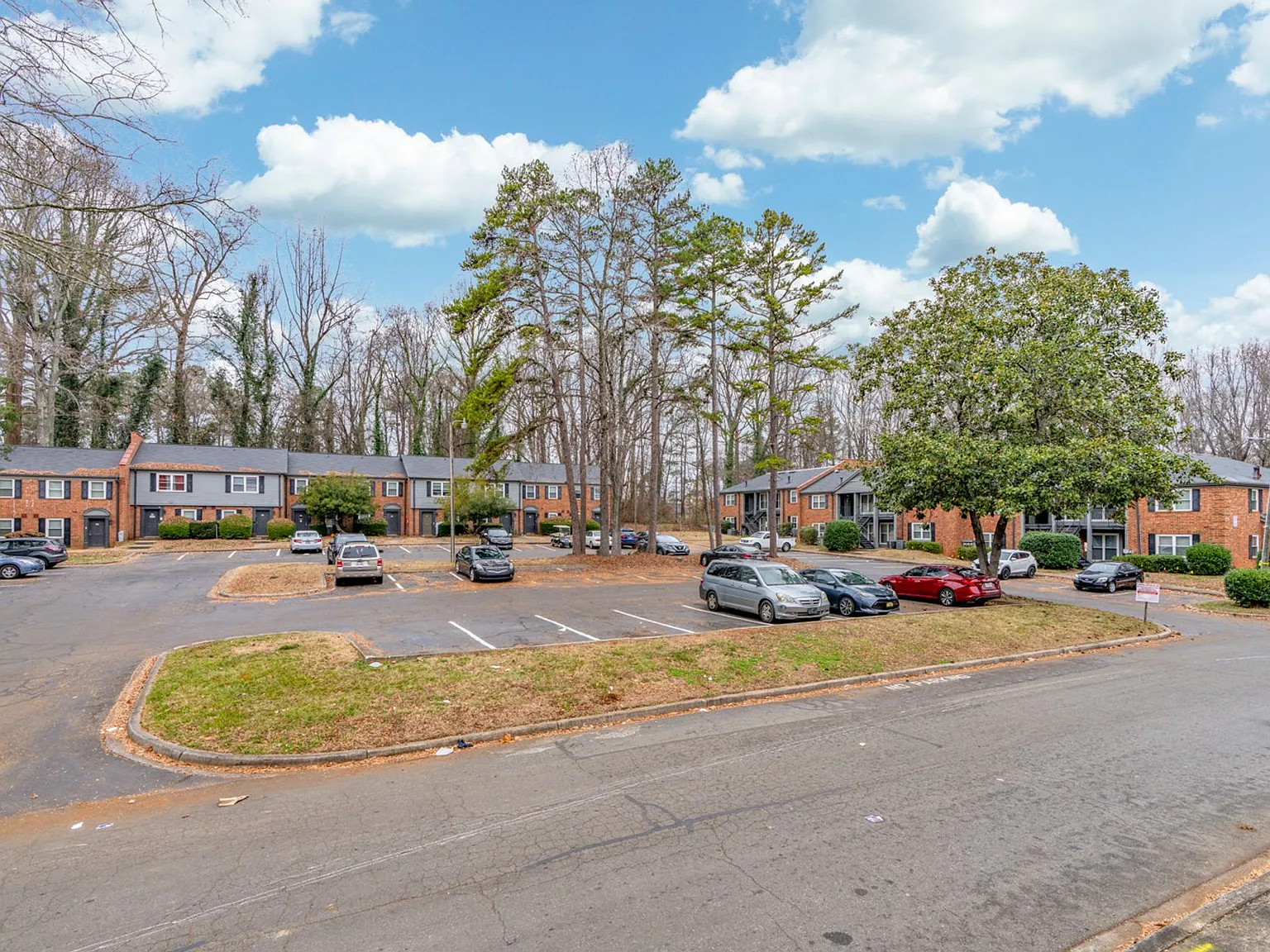 Park Fairfax Apartments — Photo 1