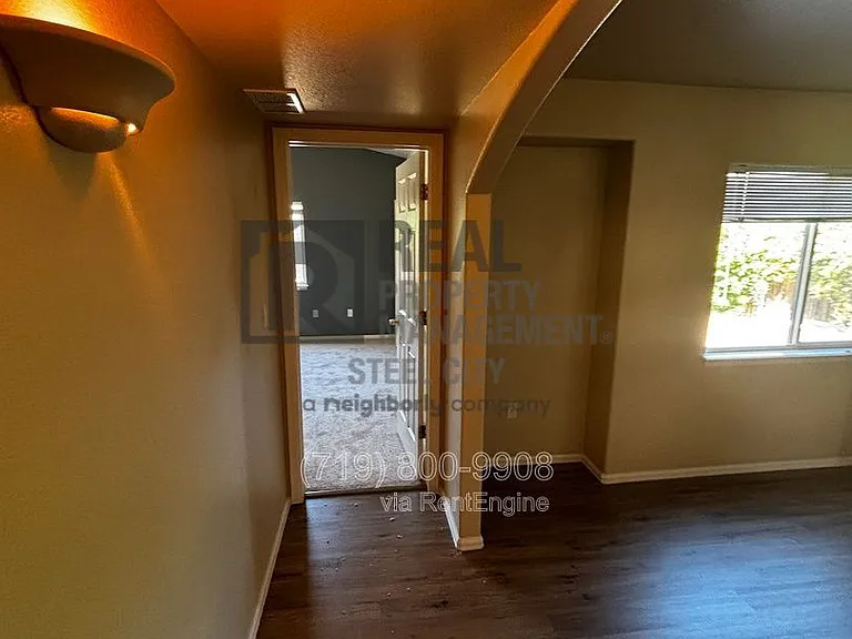 813 Ardath Ln — Photo 16