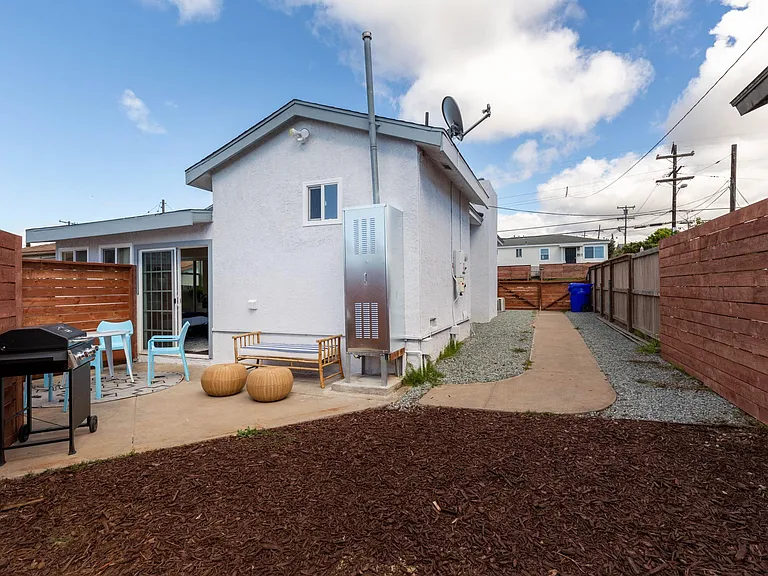 2818 Comstock St — Photo 17