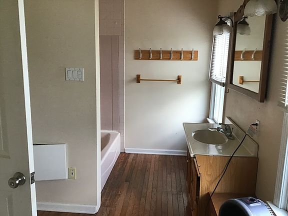 3rd image of 52 North St