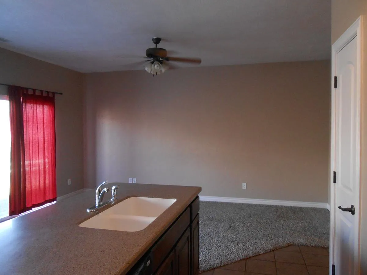 3 bed, 2.5 bath, 1350 sqft, $1,775 — Photo 3