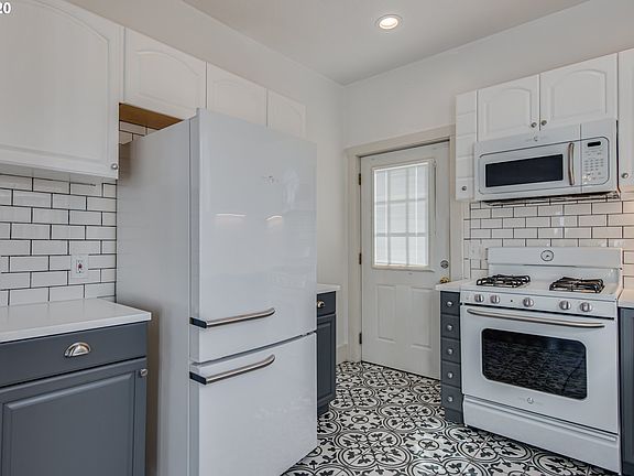 5th image of 206 N 6th Ave