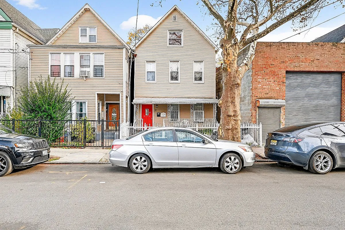372 Bronx Park Ave photo 1