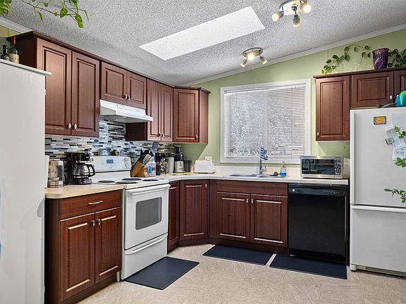 3rd image of 633 Barriere Lakes Rd