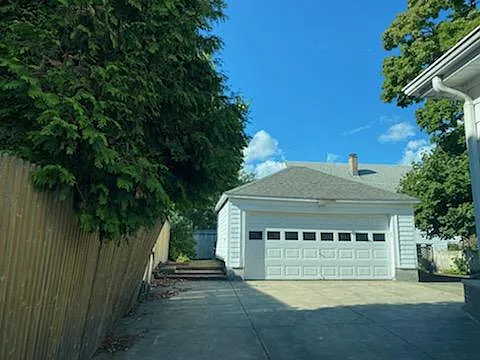 733 Belmont St — Photo 14