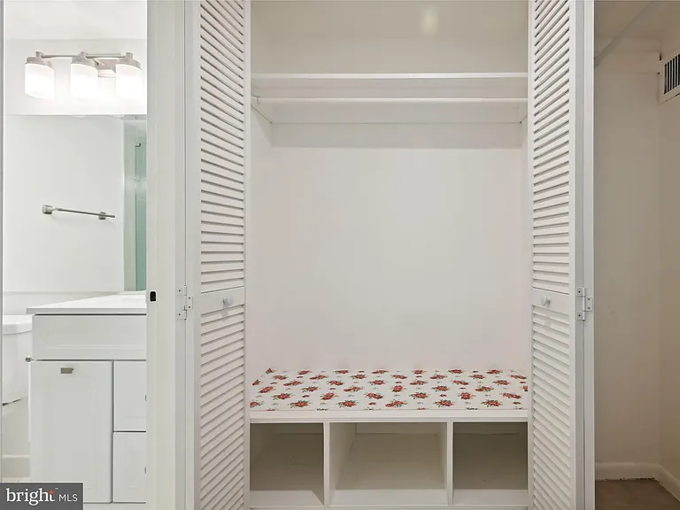 56 G St SW #B — Photo 12