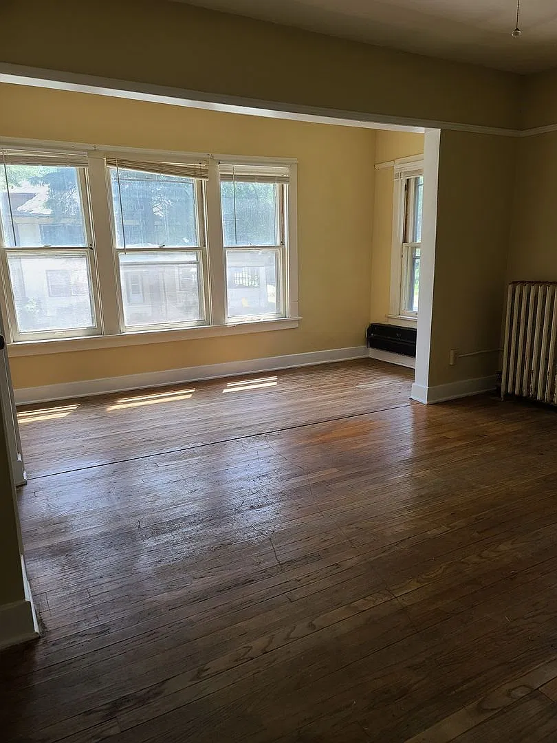 410 W Green St — Photo 2