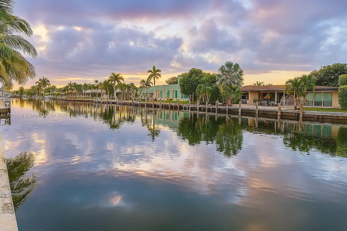 Building Photo - 1100 Pine Dr #106