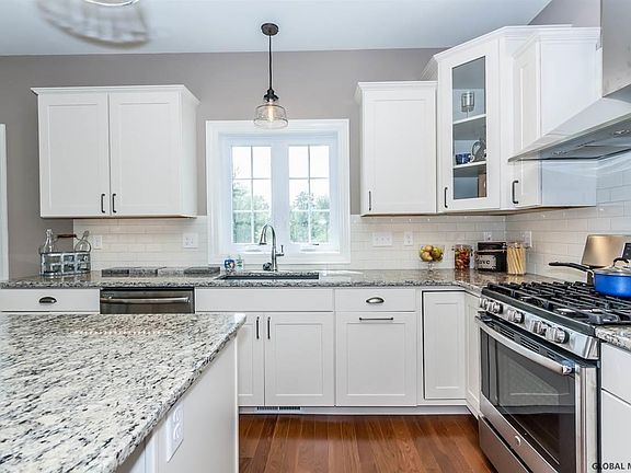 5th image of 122 Lakepointe Way