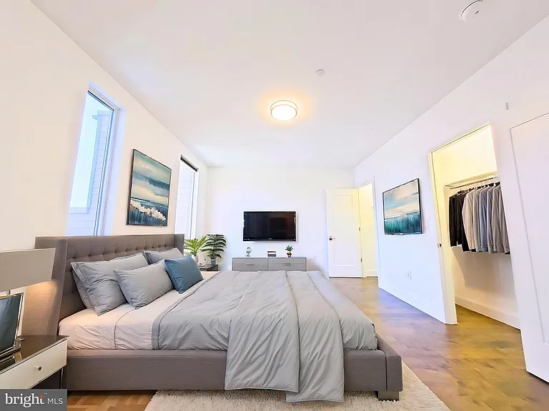 421 Wallace St — Photo 16