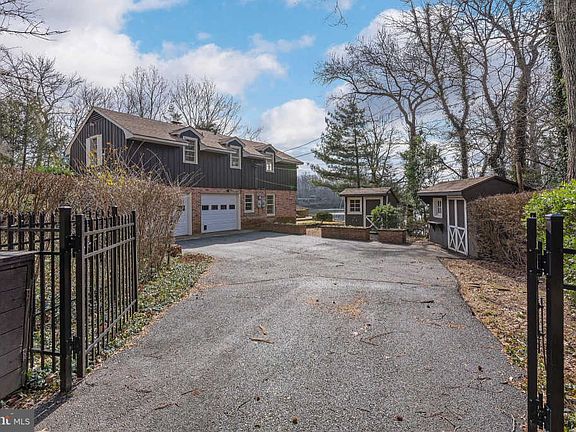 3rd image of 810 Holly Dr E