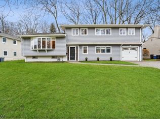 26 Twin Oaks Oval, Springfield, NJ 07081