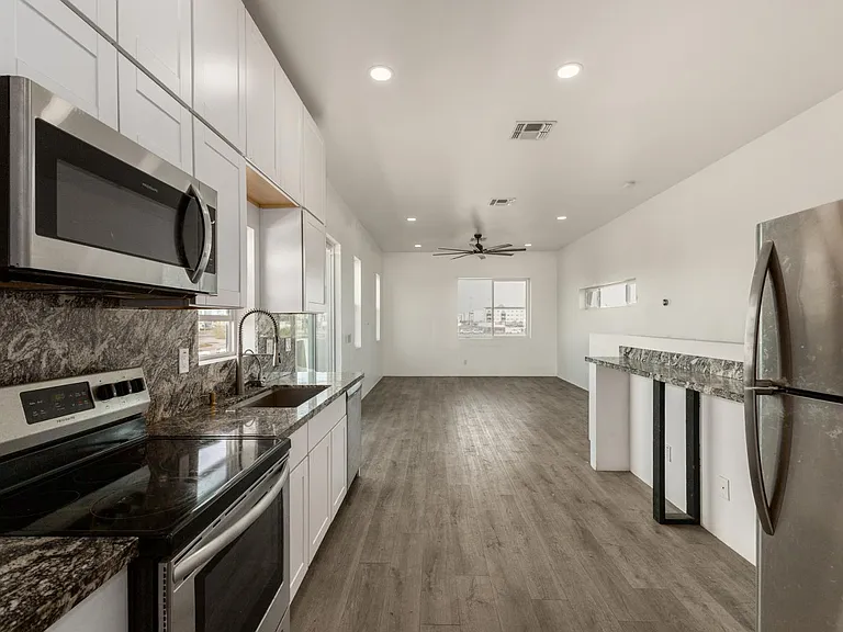 1933 E Monroe St #1 — Photo 7
