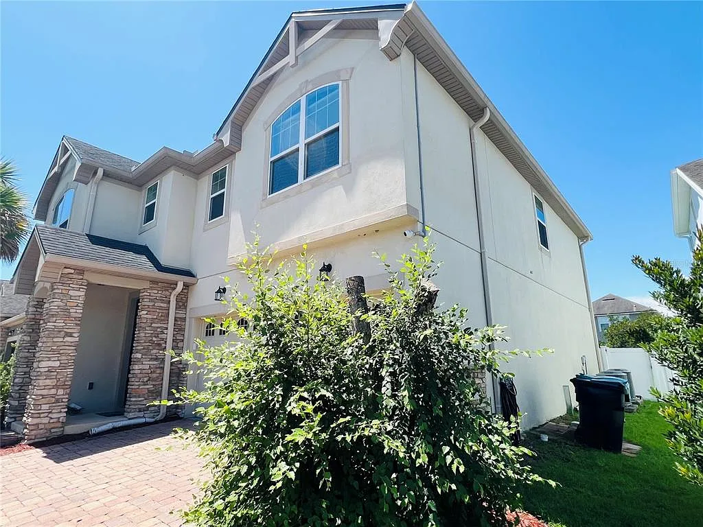5 bed, 3.5 bath, 2656 sqft, $3,600 — Photo 2