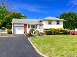 15 Wensley Ln, East Islip, NY 11730