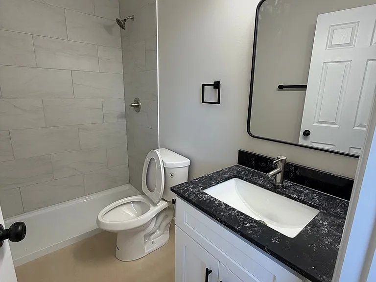 3900 Roland Ave — Photo 9