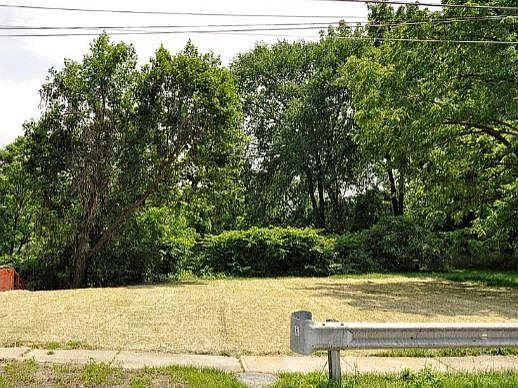 2nd image of 2401 Selzer Ave