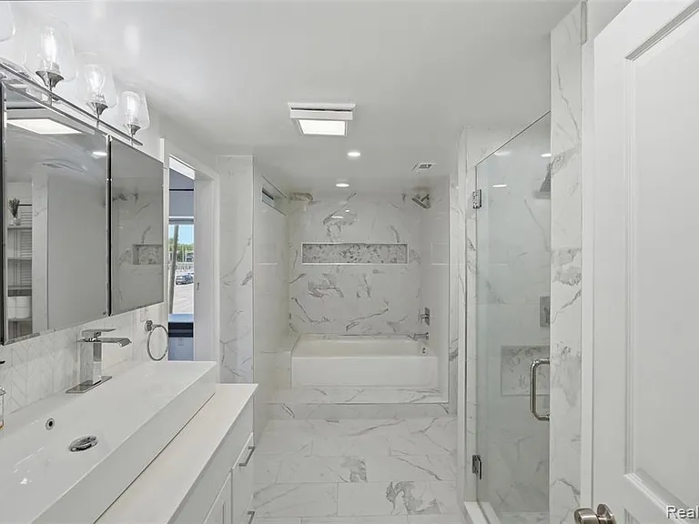 436 E Milwaukee St — Photo 15