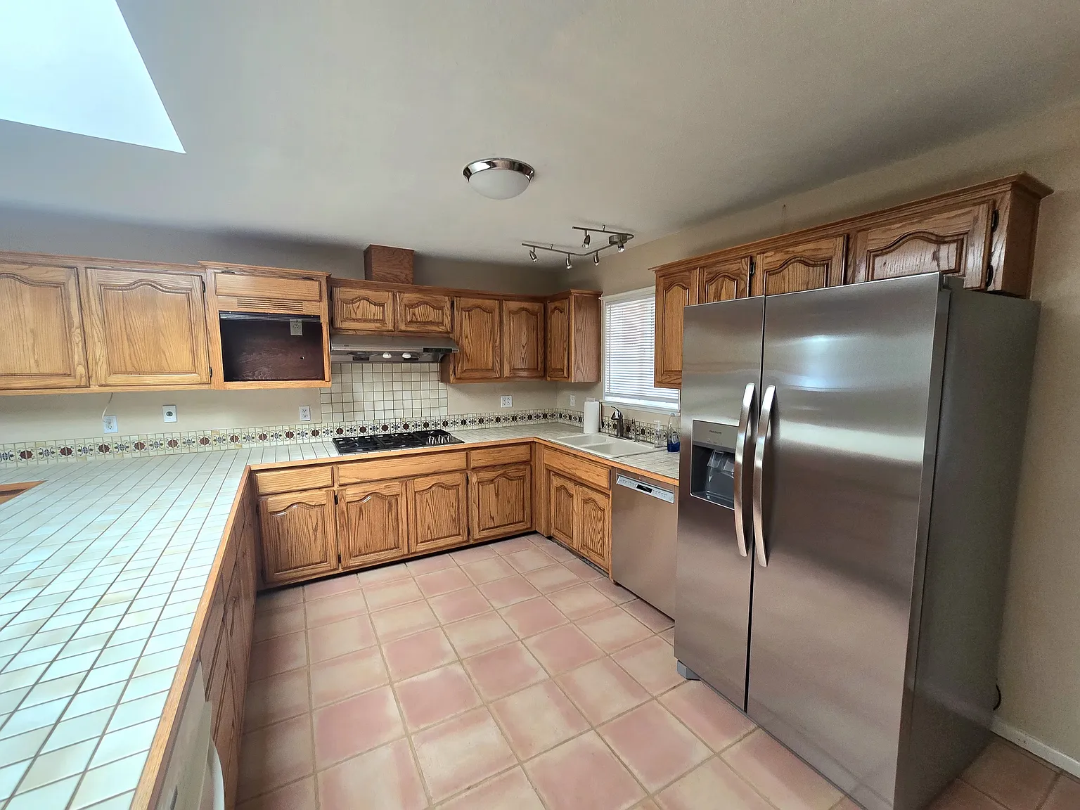 3 bed, 2500 sqft, $3,950 — Photo 3