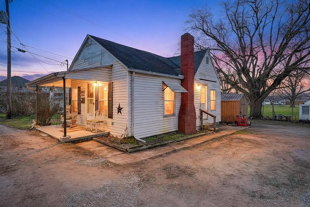 304 W High St photo 1