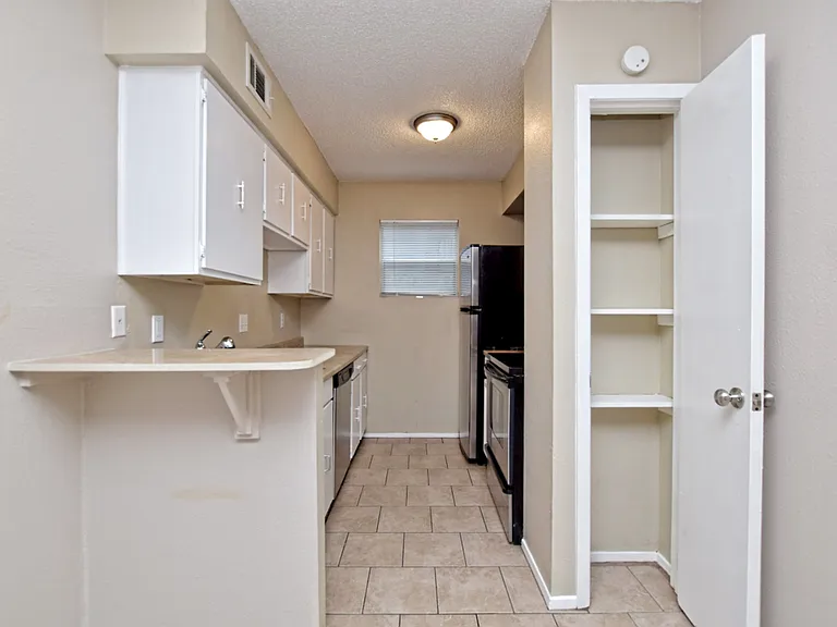 Peppertree Apartments — Photo 9