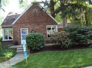 10135 Nadine Ave, Huntington Woods, MI 48070