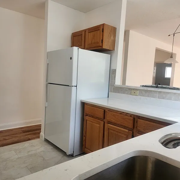 3 bed, 1250 sqft, $2,200 — Photo 3
