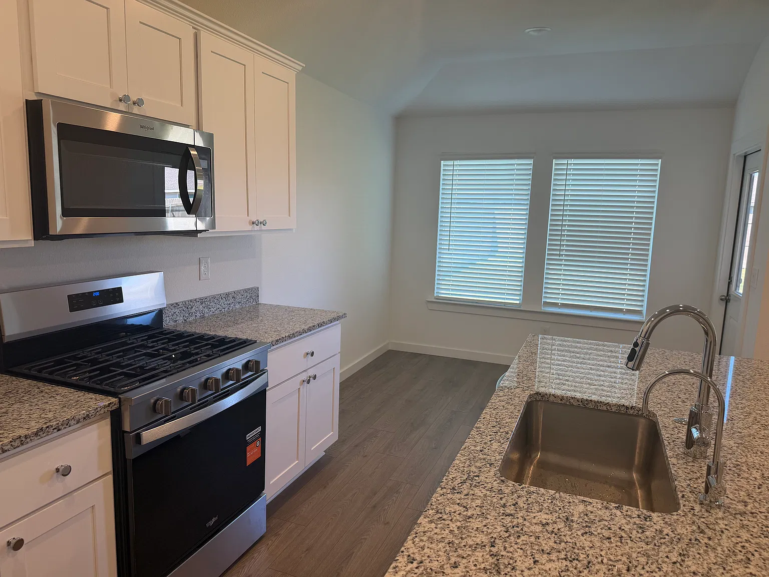 3 bed, 1293 sqft, $2,100 — Photo 2