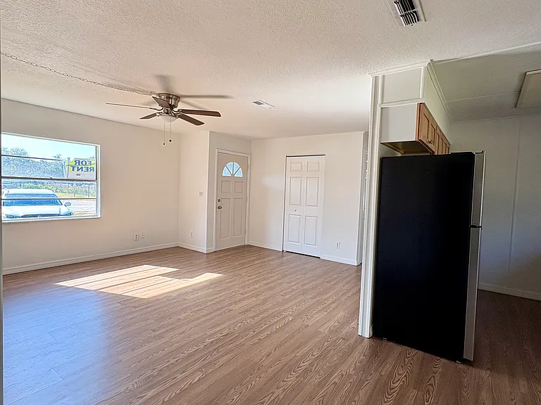 14453 Congress St — Photo 5