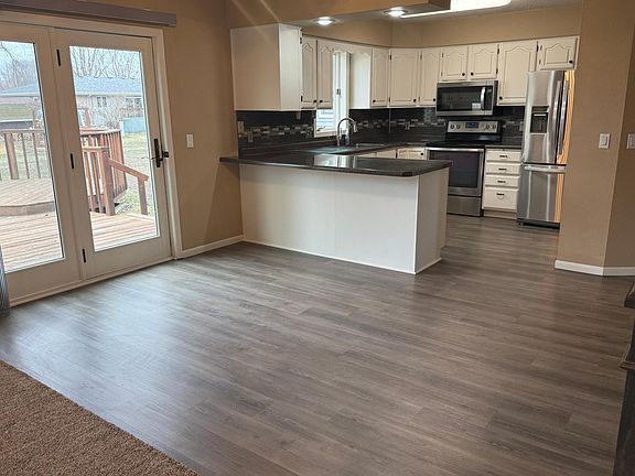 5th image of 808 E Oak St