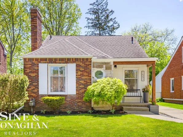 1597 Hollywood Ave, Grosse Pointe Woods, MI 48236