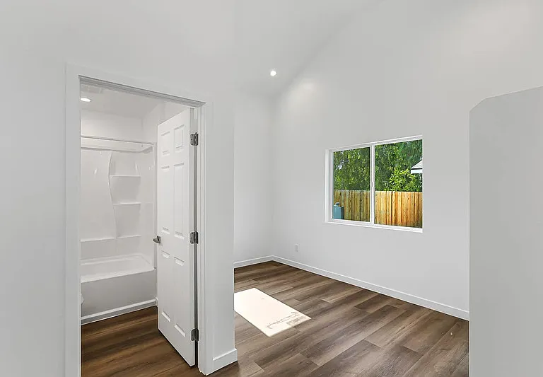 420 N Batavia St — Photo 9