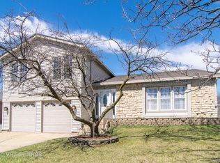 8 Auburn Dr, Glendale Heights, IL 60139