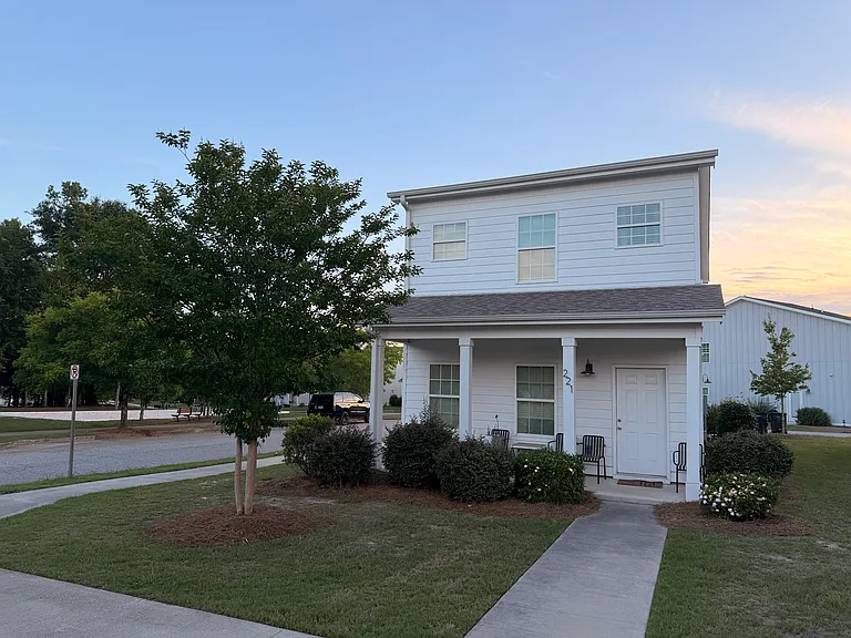 221 Morgan Dr — Photo 1