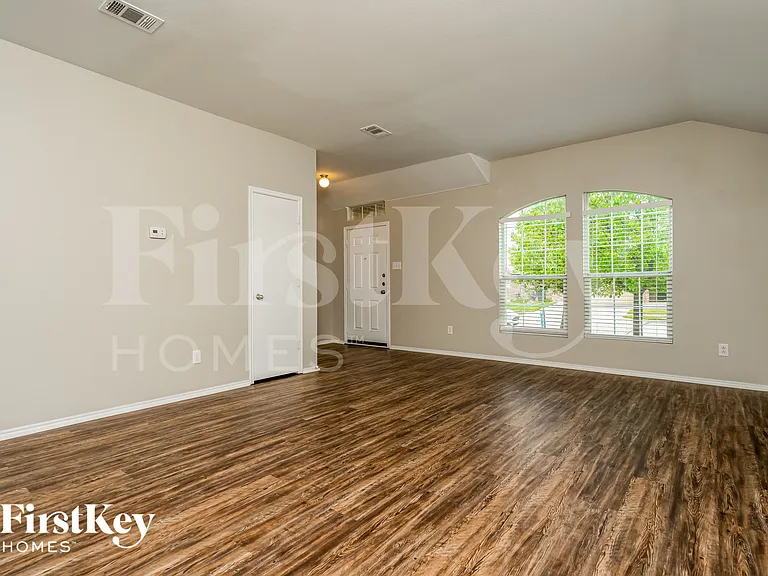 3908 Windy Point Dr — Photo 2