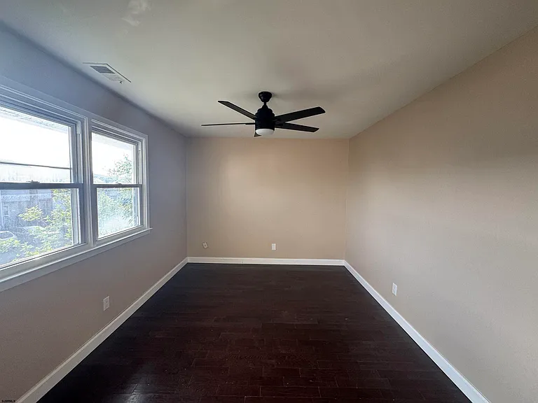 352-354 Hampshire Dr — Photo 3