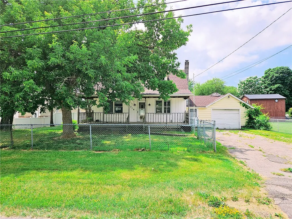 4510 John St photo 1
