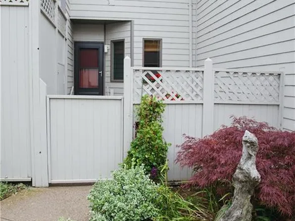 1 Seabreeze Ln, Bristol, RI 02809