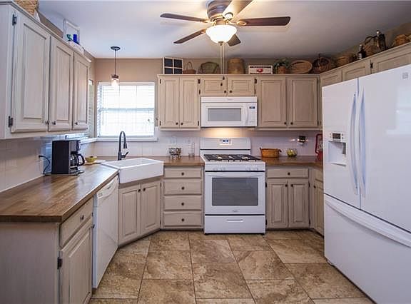 2nd image of 208 Linda St