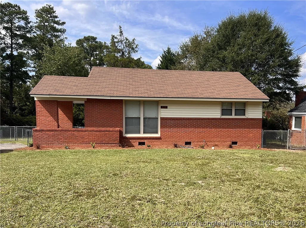 2 bed, 1.0 bath, 884 sqft, $1,195 — Photo 1