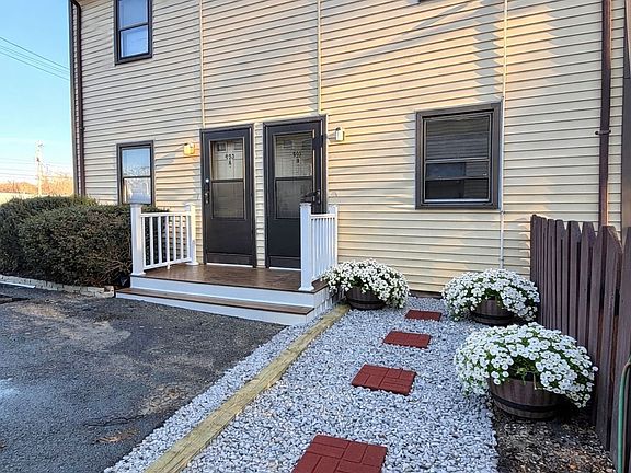 3rd image of 951-953 Main St #B