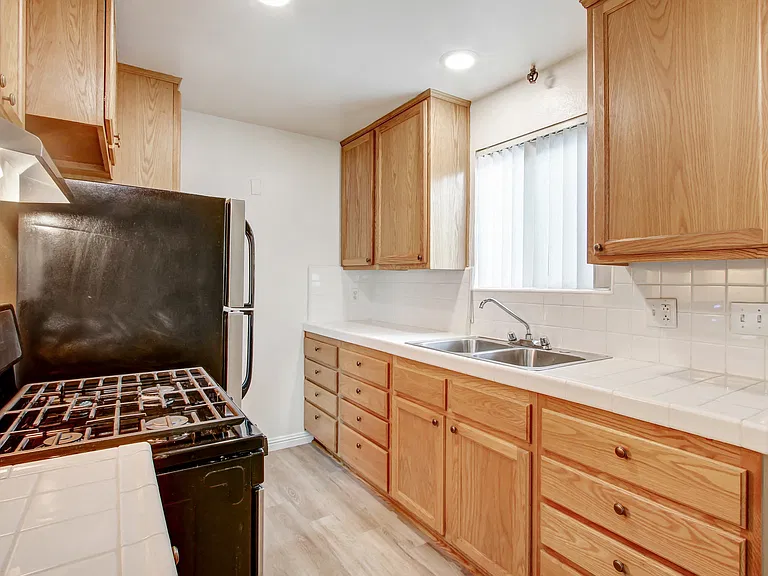 Country Club Apartments — Photo 30