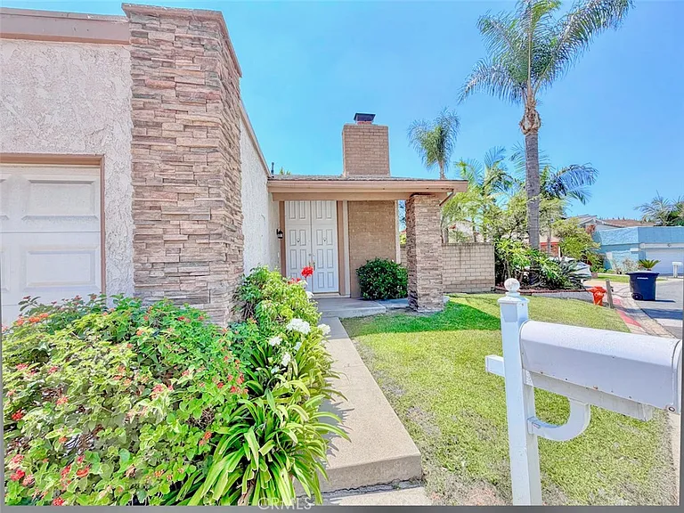 2134 N Pami Cir — Photo 3